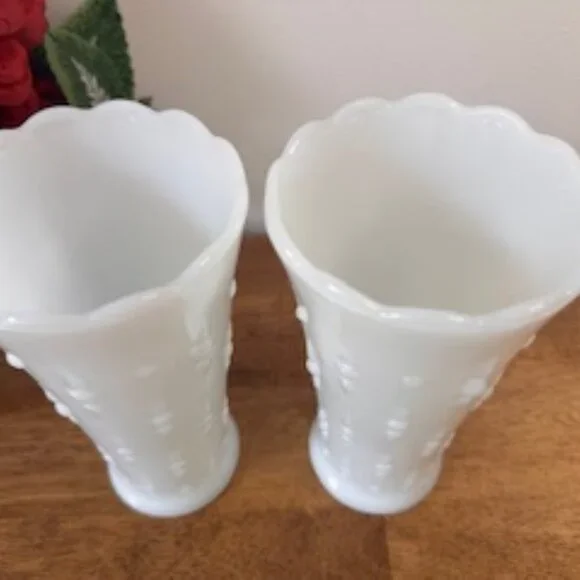 Pair of Vintage Hobnail Milk Glass Vases – Mid-Century Scalloped Rim Design - Picture 3 of 4